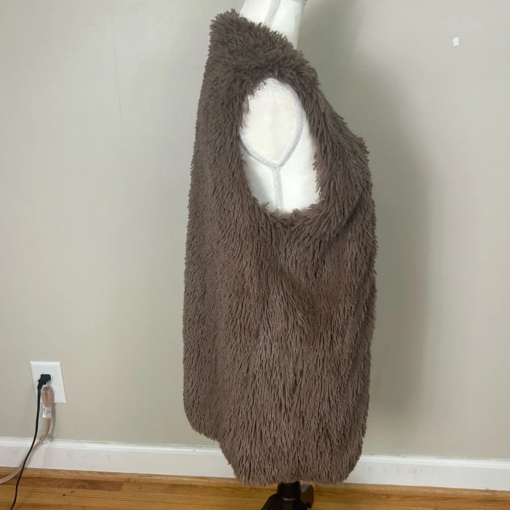 Betsy Johnson brown faux fur long fluffy vest pockets